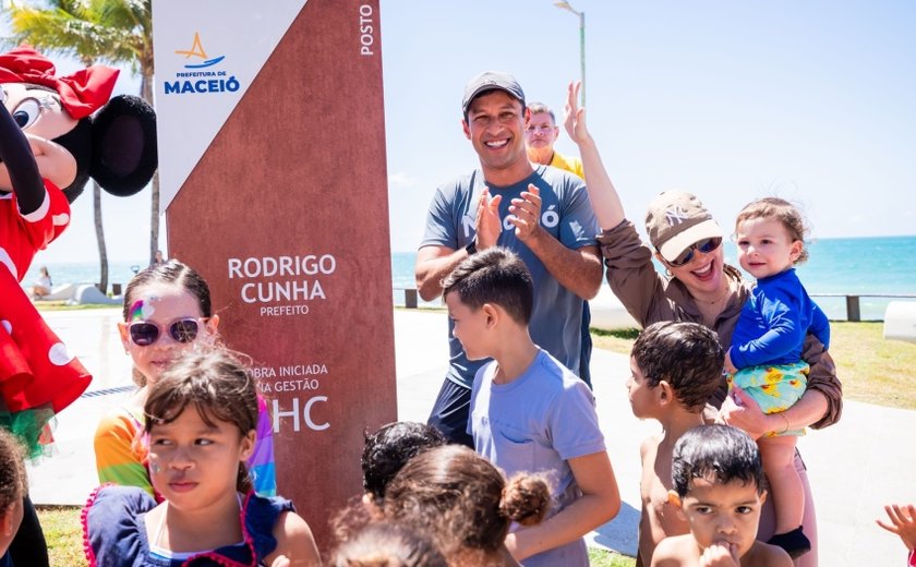 Prefeito Rodrigo Cunha entrega novo espaço de lazer no Posto 7, na Jatiúca
