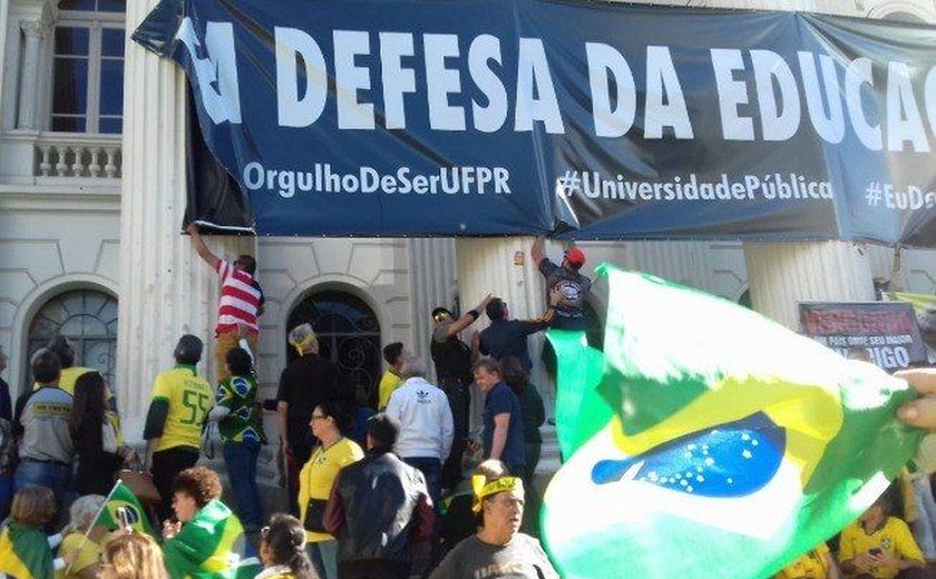 Grupo pró-Bolsonaro arranca faixa com dizeres 'Em defesa da Educação', na UFPR