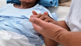 Dona de casa que desenvolveu síndrome rara após reação alérgica a medicamento recebe alta