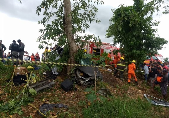 Três morrem e um fica gravemente ferido após motorista colidir contra árvore