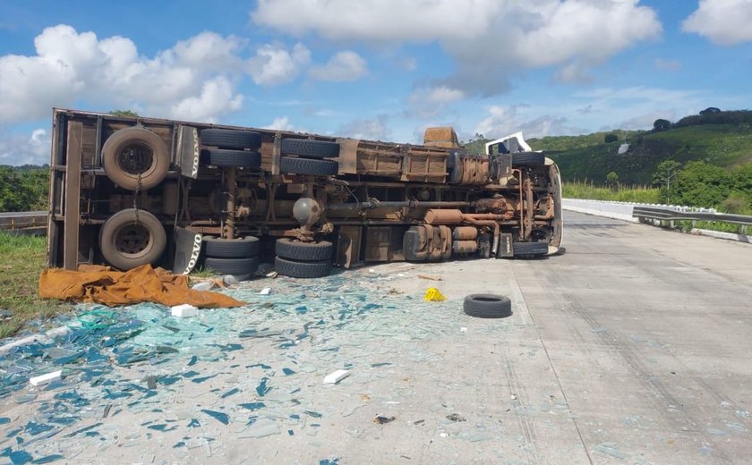 Carreta toma e deixa motorista gravemente ferido