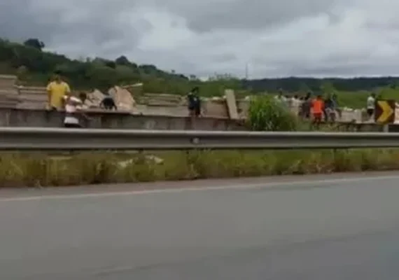 Caminhão tomba na BR-101 e carga é saqueada