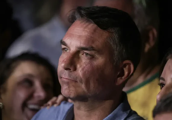 Flávio Bolsonaro recebe apoio de partidos e fala em mudar Constituição