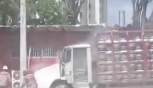 Caminhão carregado com botijões de gás pega fogo em avenida de Maceió