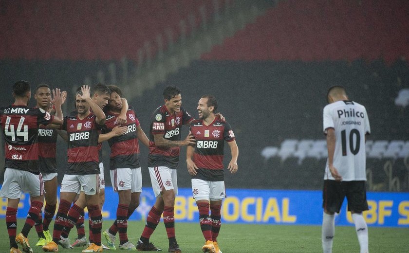 Brasileiro: Flamengo vence Athletico-PR e entra no G4