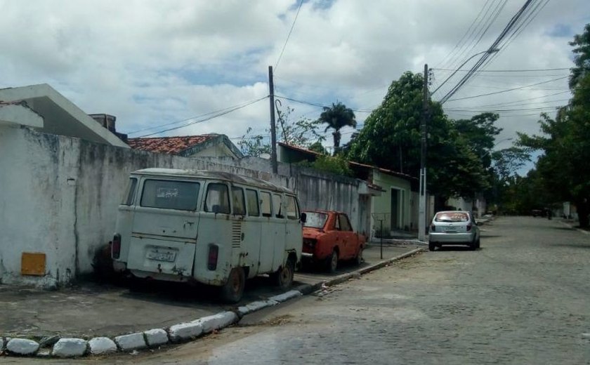 Veículos abandonados em Maceió são recolhidos pela SMTT