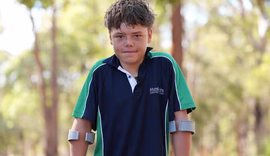 Jovem de 13 anos vira herói após nadar por horas para salvar a família