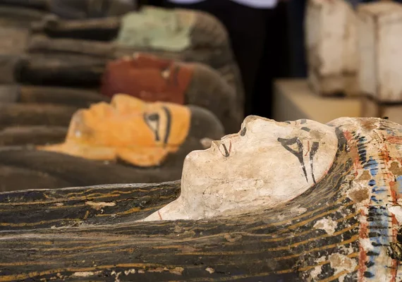 Egito revela a descoberta de 250 sarcófagos e de 150 estátuas