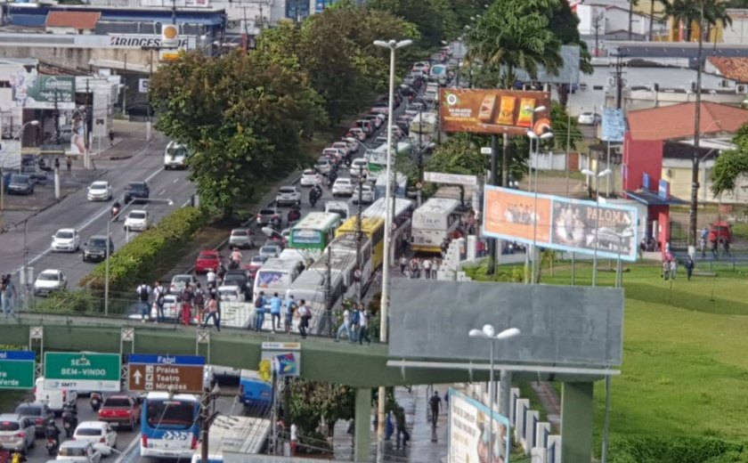 Motoristas de ônibus escolares protestam na Fernandes Lima e cobram 4 meses de atraso