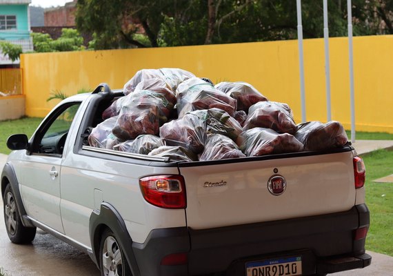 Cooperativa de agricultores doa alimentos para famílias atingidas pela chuva