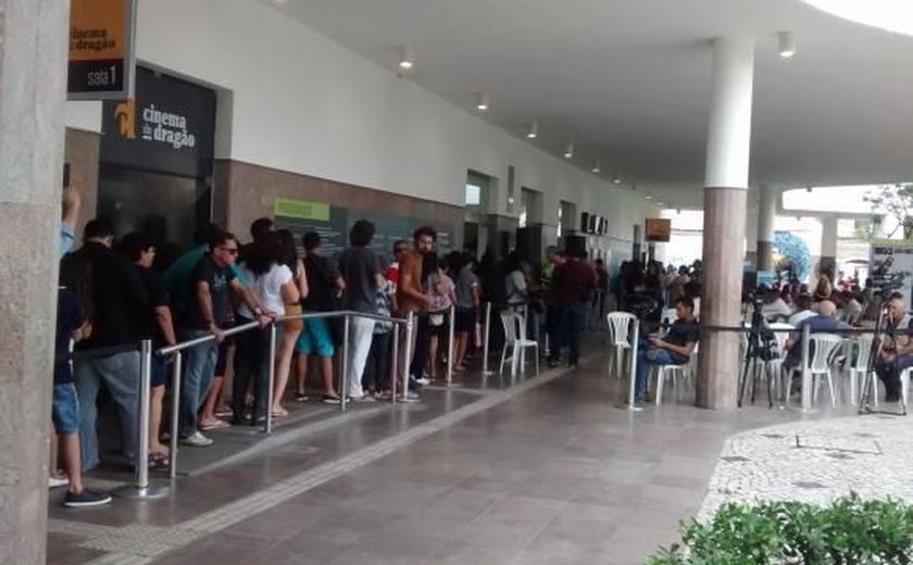 Familiares, amigos e fãs se despedem de Belchior durante velório em Fortaleza