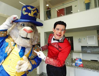 Circo Kroner leva arte e solidariedade ao Hemoal e incentiva doação de sangue em Maceió