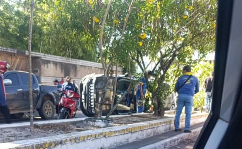 Jeep capota em rua de Arapiraca e trecho é interditado