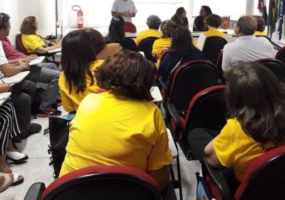 Slum dá palestra sobre coleta seletiva no Lions Clube