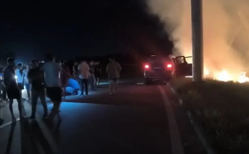 Carro bate em poste e deixa jovem ferida na AL-220, em Limoeiro de Anadia