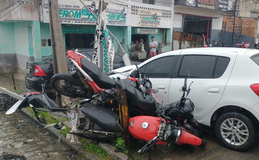 Acidente entre carro e poste é registrado em trecho da BR-104