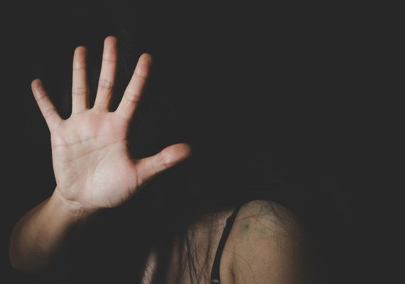 Mulher é agredida pelo marido e filho chama a polícia