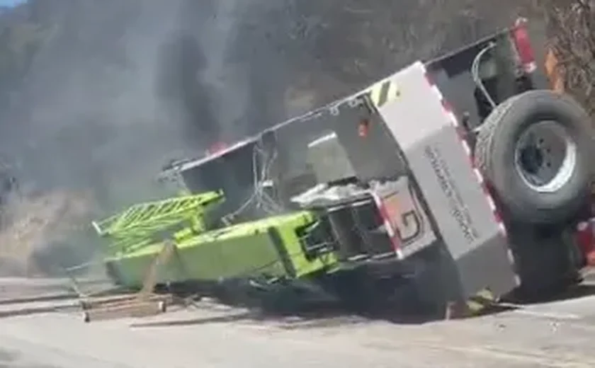 Carro tomba e pega fogo na Serra das Espias, em Palmeira dos Índios