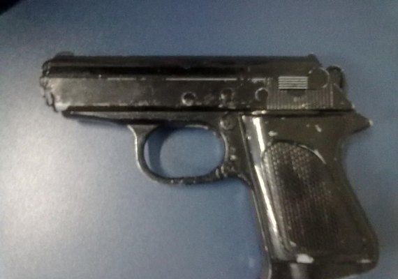 Jovens são flagrados com arma de brinquedo em frente à escola