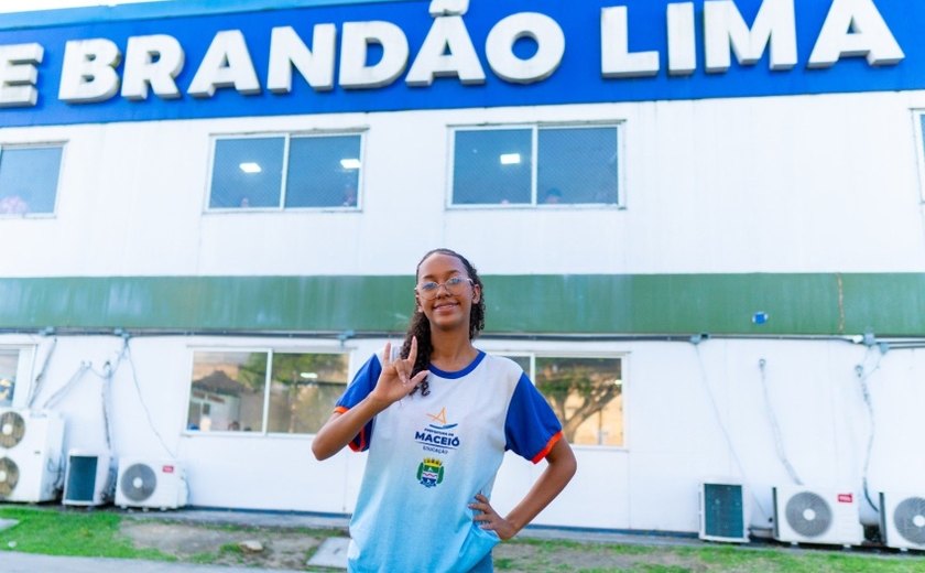 Educação bilíngue de pessoas surdas transforma rotina e aproxima estudantes em Maceió