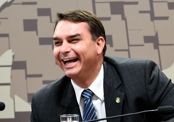 “Golpe militar nunca foi cogitado”, diz Flávio Bolsonaro