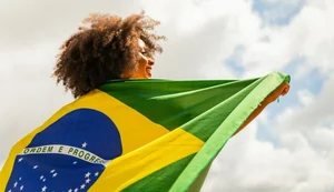 Artigo questiona dependência política e defende soberania nacional além de discursos ideológicos