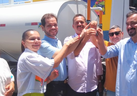 Conagreste entrega caminhão ao município de Estrela de Alagoas