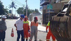 Equipe faz manutenção em galerias pluviais após asfalto ceder na Ponta Verde