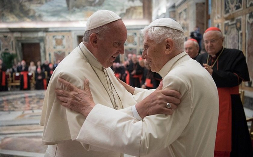 Papa Francisco e papa emérito Bento XVI foram vacinados contra a Covid-19