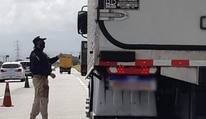 PRF em AL recupera veículo de carga roubado que transportava carnes em Águas Bela/PE