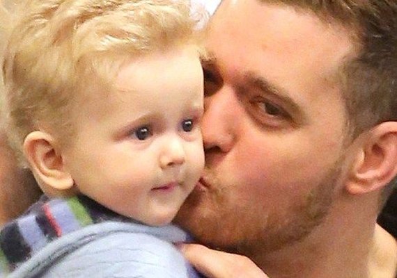 Filho de 3 anos de Michael Bublé está curado do câncer, anuncia família do cantor