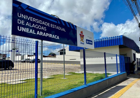 Uneal lança edital com 51 vagas para professores externos