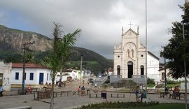 Homem sobe no telhado, tira parte do teto e invade casa de ex-companheira em Tanque D'Arca