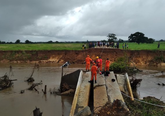 Carro cai em local que teve ponte destruída em Penedo e dois homens morrem