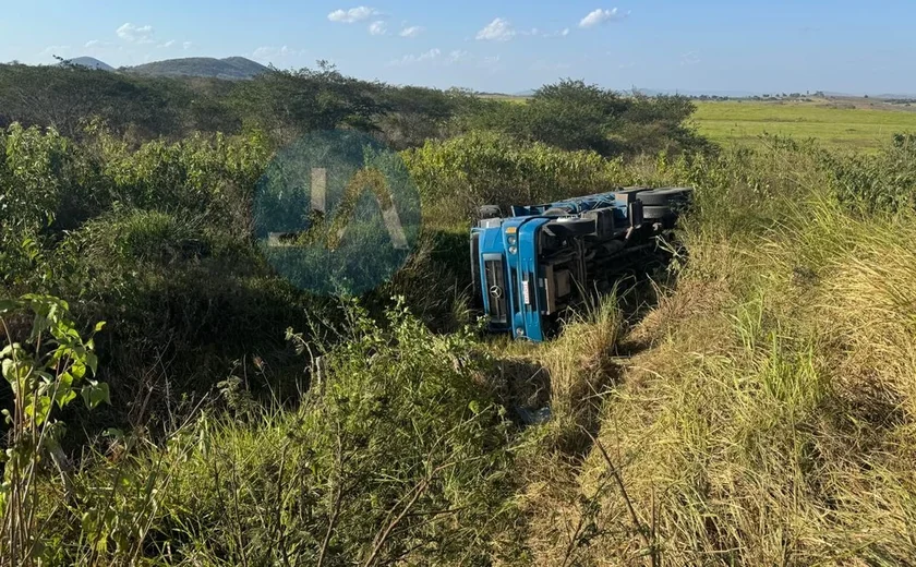 Caçamba carregada de brita tomba em ladeira e motorista salta do veículo antes do acidente