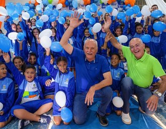 Entrega de fardamentos mobiliza comunidade escolar e marca nova fase da Educação em Quebrangulo