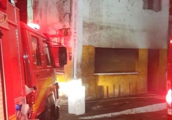 Incêndio deixa estabelecimento destruído