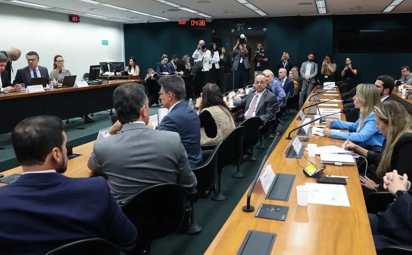 Pedido de vista adia votação da PEC do fim da escala 6X1