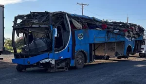 Ônibus com trabalhadores rurais tomba após pneu estourar e 6 pessoas morrem no acidente na BR-153