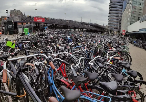 Amsterdã inaugura estacionamento para bicicletas construído embaixo d'água