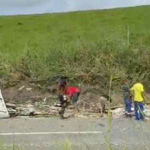 Carreta tomba, deixa motorista ferido e carga de cerâmica é saqueada em Joaquim Gomes