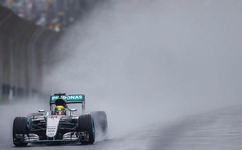 Hamilton vence e adia decisão da F-1 em GP com chuva e duas paralisações