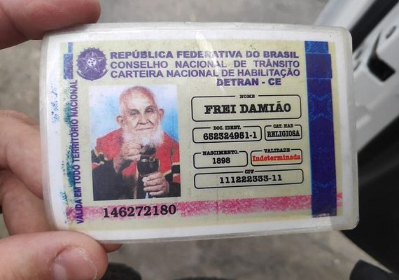 Idoso é parado em Blitz e apresenta CNH dupla-face com foto de Frei Damião e Padre Cícero