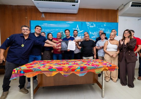 Prefeito Rodrigo Cunha sanciona pacote de leis que valoriza servidores de Maceió