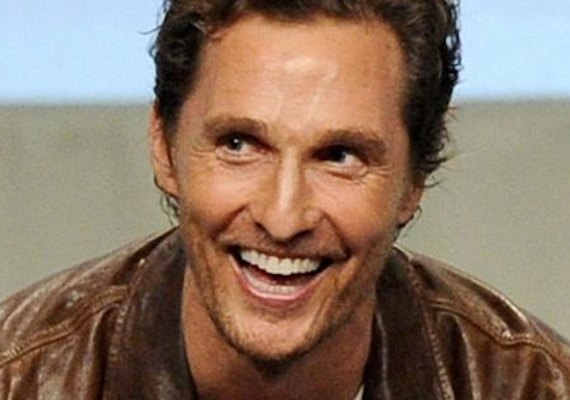 Ator Matthew McConaughey come em restaurante por quilo no Brasil
