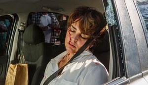Beatriz sofre acidente de carro após sofrer humilhação e fica entre a vida e a morte