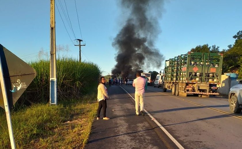 Movimento de Libertação dos Sem Terra fecha rodovia