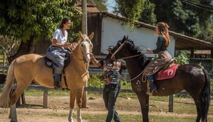 Bruna Marquezine e Marina Ruy Barbosa mostram preparação para nova novela