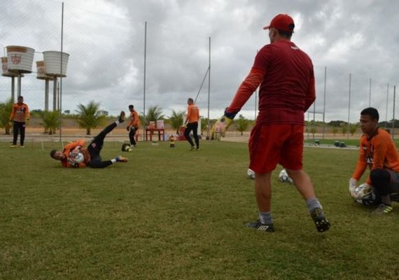 Doriva relaciona 21 jogadores para CRB enfrentar o Atlético em Goiânia