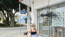Em Arapiraca, empresas de telefonia abandonam fios nas calçadas e prejudicam moradores